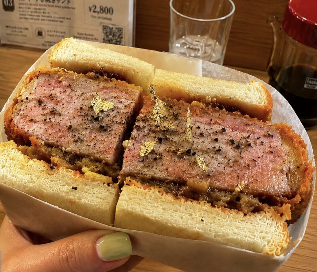 店名そのまま!目を引く「極厚カツ」が最大の特徴