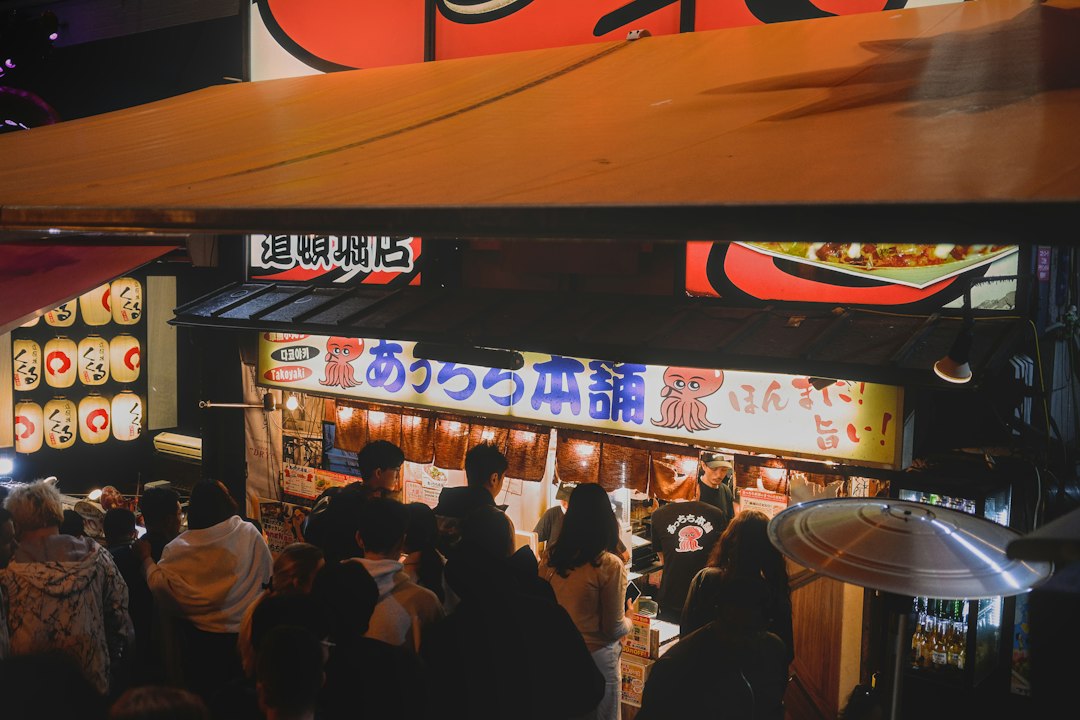 大阪の飲食店の店先に集う人々