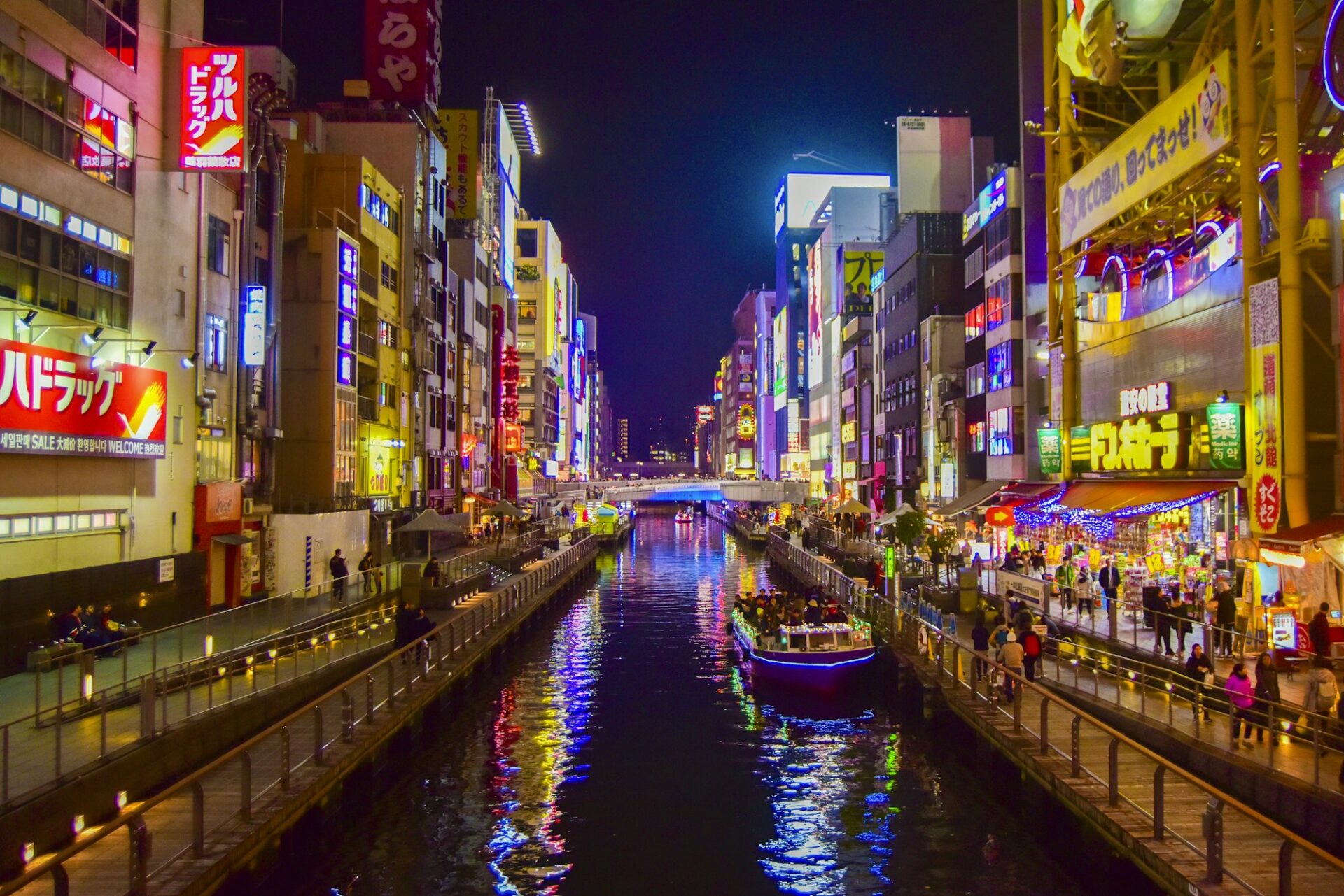 夜の道頓堀川と川沿いに連なるネオンの風景